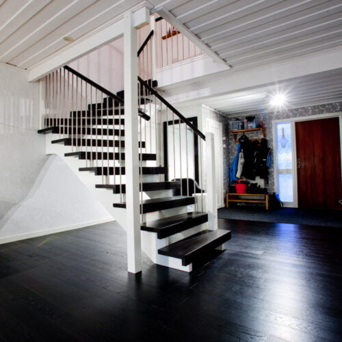 Alice 4.15.6, Oak steps, Pine/MDFvang, Black lacquered, White painted,