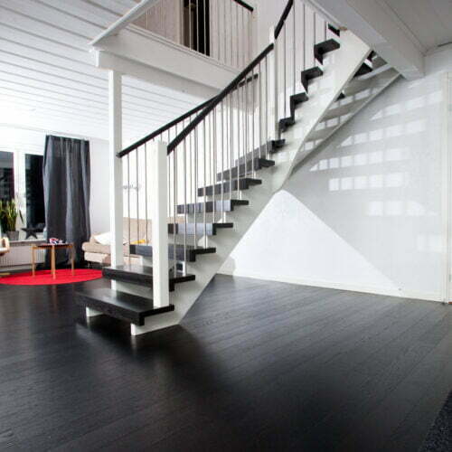 Alice 4.15.6, Oak steps, Pine/MDFvang, Black lacquered, White painted,